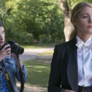 A Simple Favour. Pictured: (L-R) Anna Kendrick as Stephanie Smothers and Blake Likely as Emily Nelson.