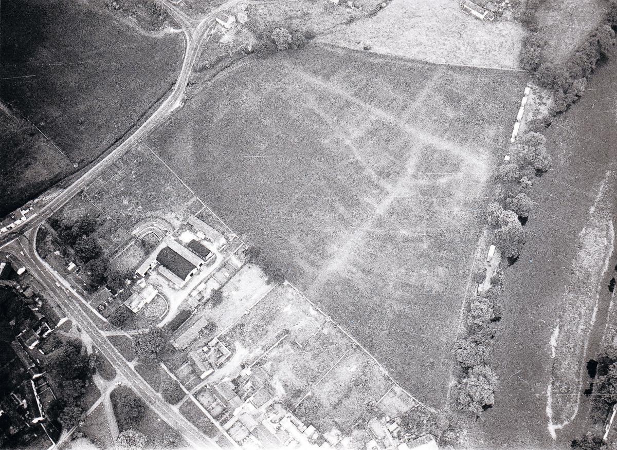 This aerial photograph, taken in 1973, focuses on the field to the east of the Piercebridge where crop marks show
the remains of the roads and buildings which made up the Roman fort’s vicus