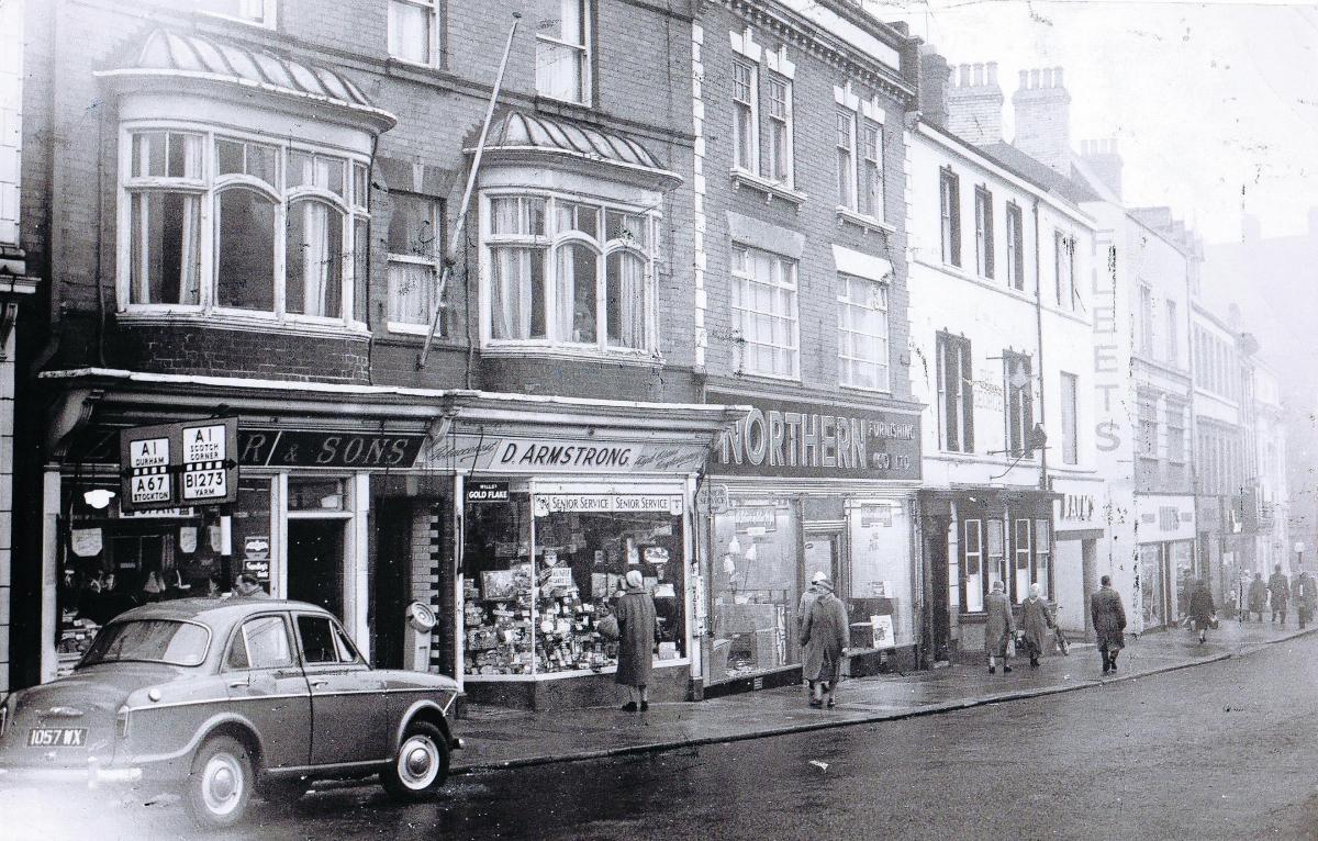 The George pub is the white building on the right, next to Fleets, in this wet December 1960 picture of Bondgate. Today, Fleets is the entrance into the Queen Street shopping centre, although the other buildings, occupied by Zissler’s butchers, D Armstr