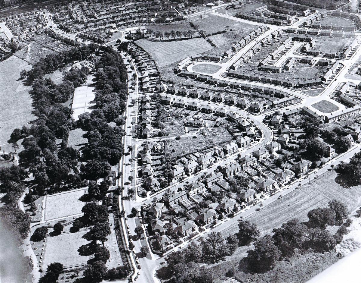 Taken in August 1964, this shows Parkside running straight up to the East Coast Mainline – the bowling greens of South Park on the left seem well populated