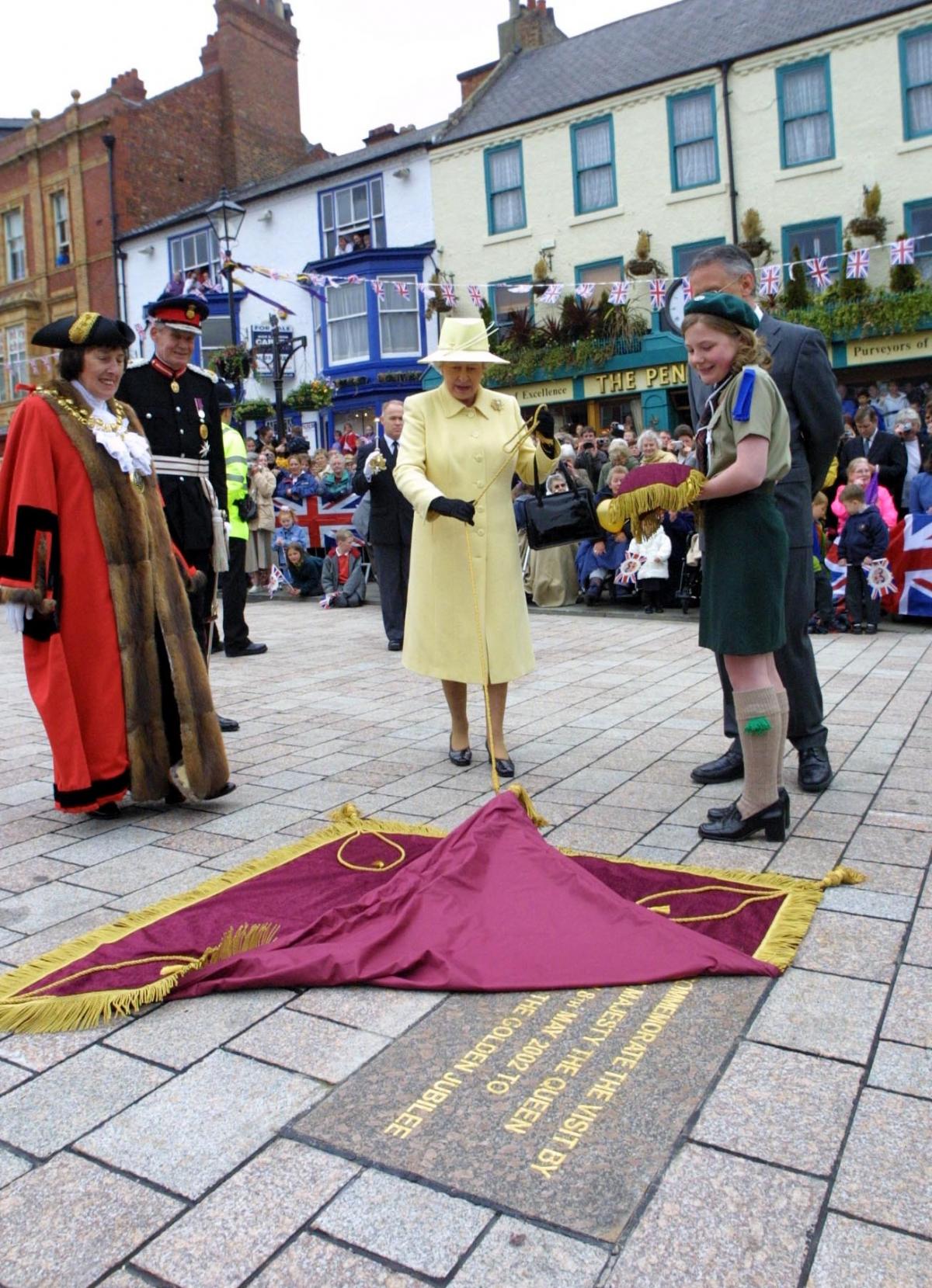 he Queen unveils a commemorative plaque in the Market Place in Darlington during her Golden Jubilee tour of the region