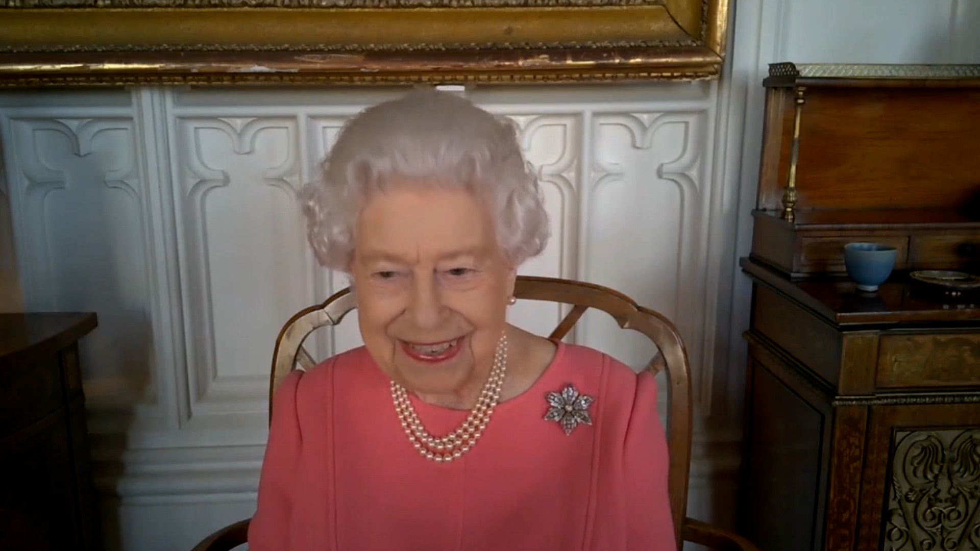 Queen Elizabeth II speaks about Covid jab to health leaders - Vimarsana News