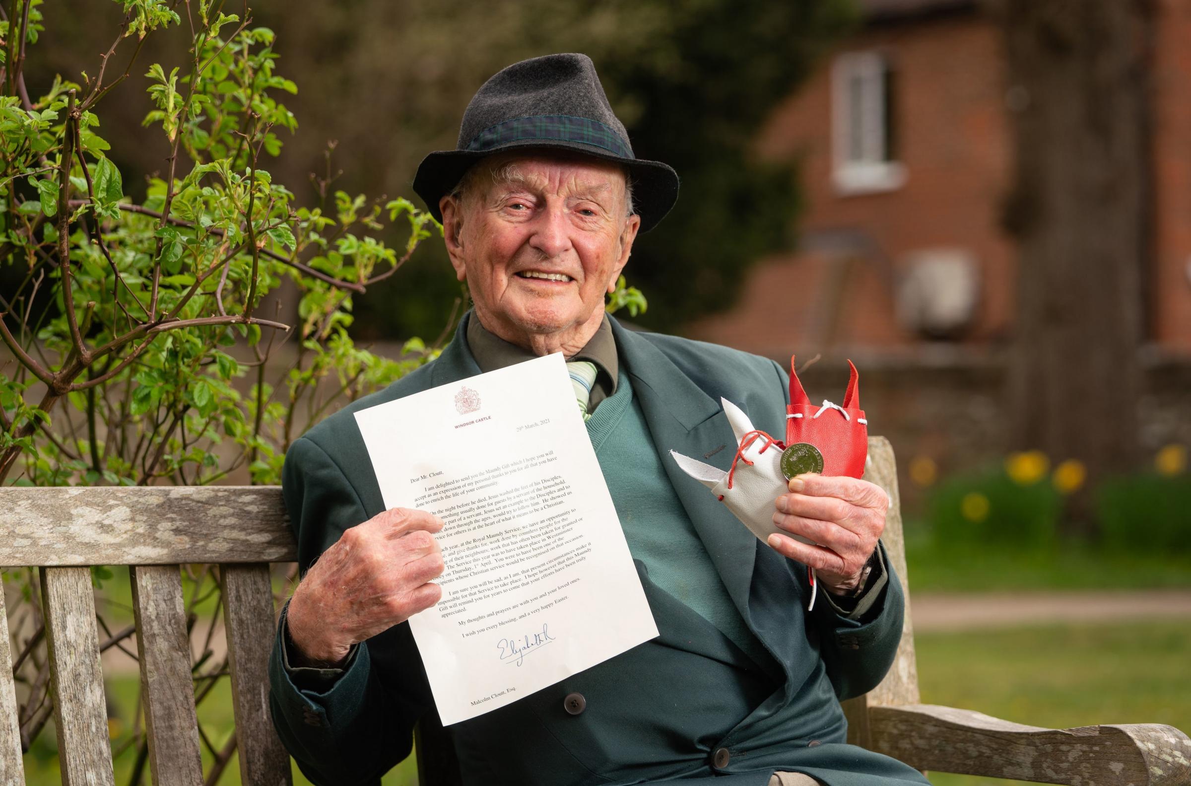 Malcolm Cloutt de Princes Risborough, Buckinghamshire, un pilote vétéran de la RAF de la Seconde Guerre mondiale qui a servi en Europe et en Birmanie et qui a eu 100 ans l'année dernière, et qui fait partie des récipiendaires de l'argent Maundy cette année Photo: DOMINIC LIPINSKI / PA