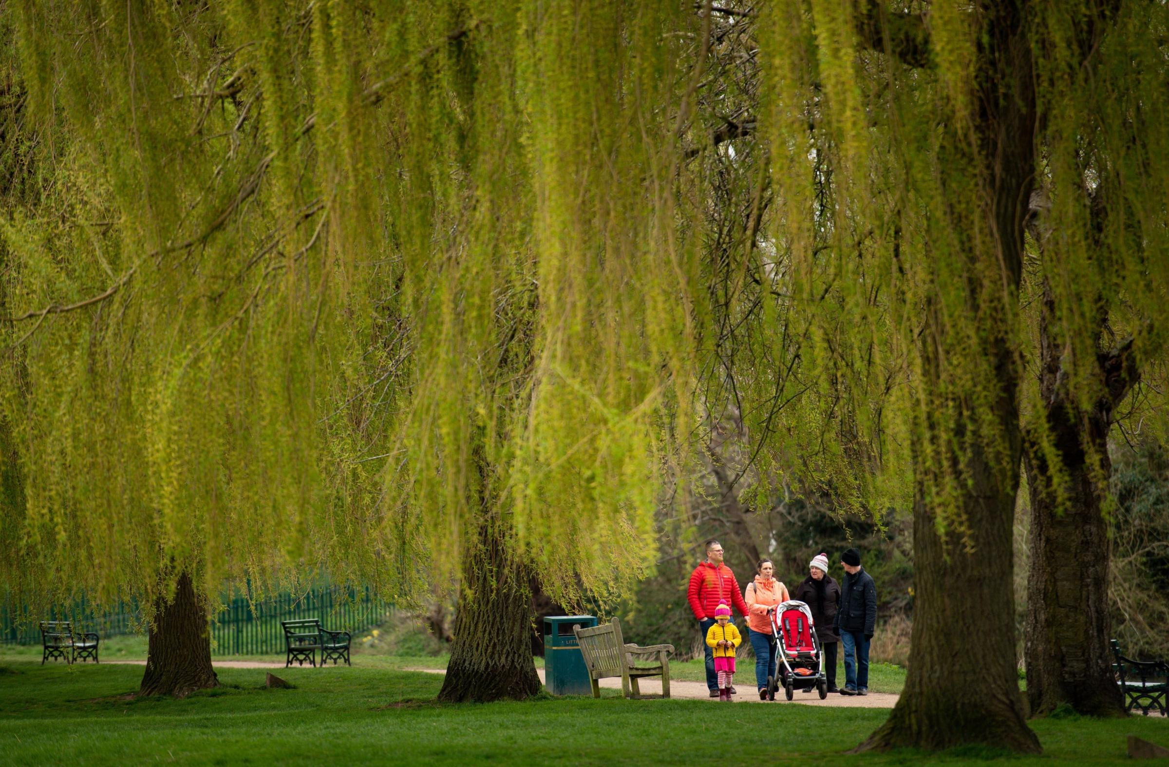 Une famille se promène dans le parc St Nicholas à Warwick, profitant du temps plus chaud plus tôt dans la semaine