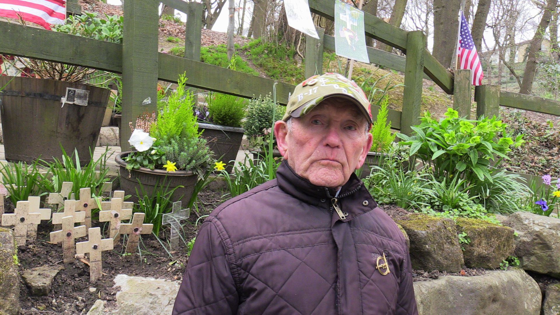 Le retraité Tony Foulds à côté du mémorial de guerre aux victimes du B-17 Flying Fortress, qui s'est écrasé à Endcliffe Park, Sheffield, le 22 février 1944. Le monument aux morts, gardé par M. Foulds, a été vandalisé après que des fêtards soient descendus sur un parc