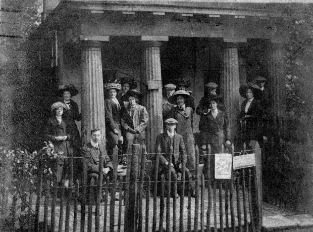 The Northern Echo: Day trippers from Newcastle, about 1910, pay a visit to the Count's House, in Durham