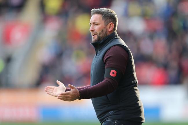Lee Johnson issues some instructions during Sunderland's 5-1 defeat at Rotherham