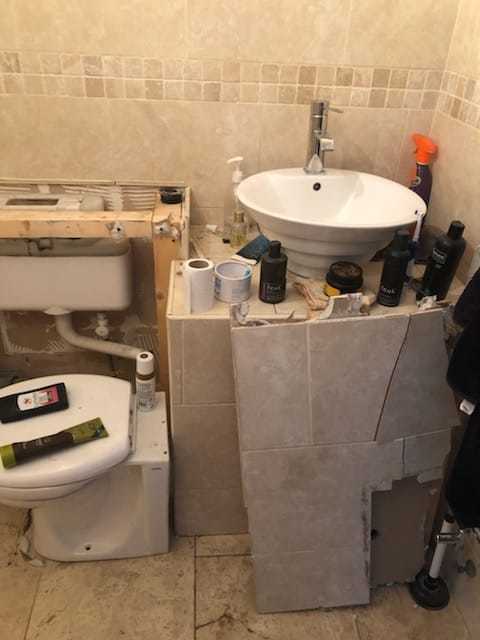 The state of the couple’s ensuite bathroom 