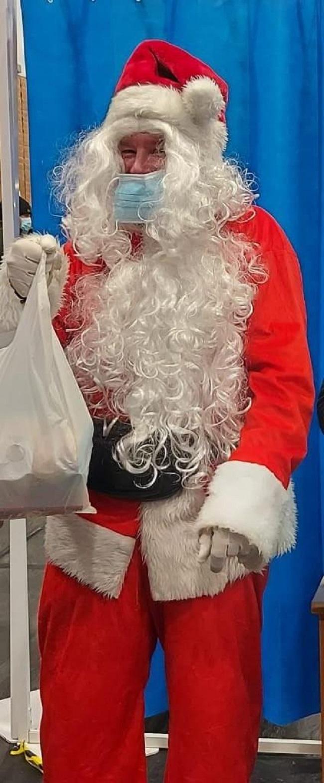 A Santa for pandemic stricken our times - in a mask