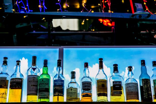 The Northern Echo: Οι πελάτες στο Something Greek μπορούν να πάνε στο The Aviator Gin Bar για ένα ποτό για το γεύμα τους.  Φωτογραφία: Sarah Caldecott.