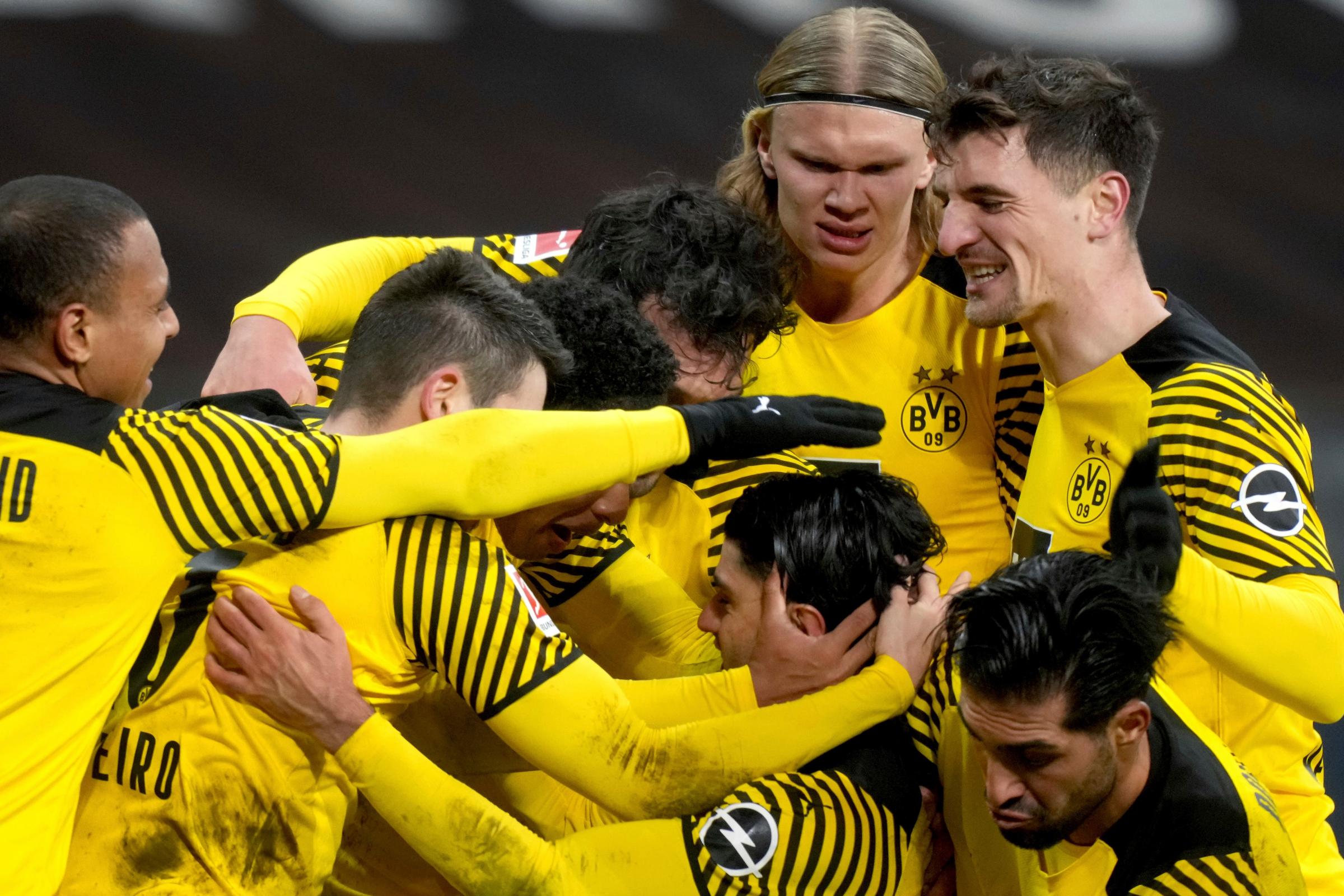Borussia Dortmund stage late comeback at Frankfurt to close gap at the top - Vimarsana News