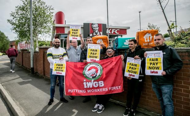The Northern Echo: Just Eat couriers σε απεργία στο Darlington και πικετοφορία KFC στην Albert Road. Εικόνα: SARAH CALDECOTT
