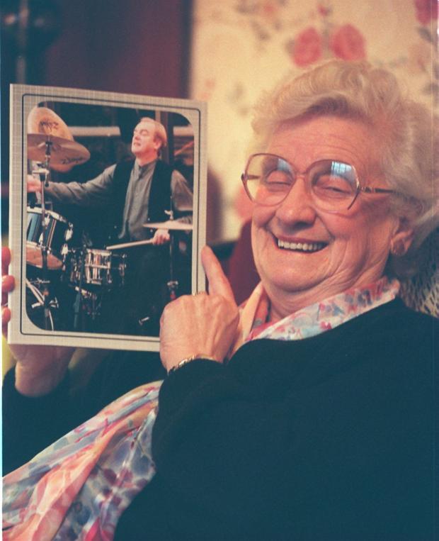 The Northern Echo: Alan White's mother, May, with her favourite picture of him at her home in Ferryhill in 1998