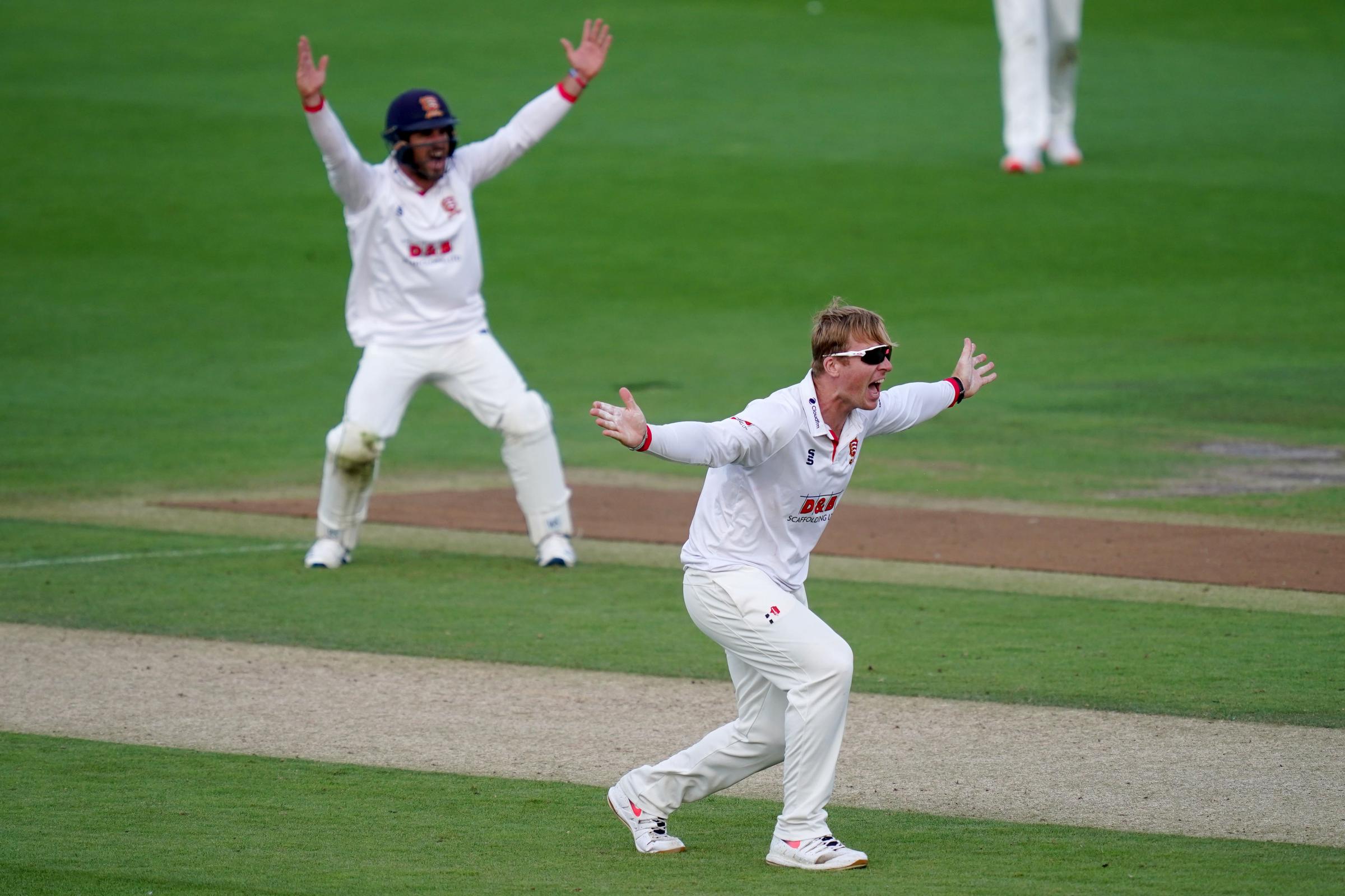 Simon Harmer bowls Essex to thrilling win while Surrey dominate Kent - Vimarsana News