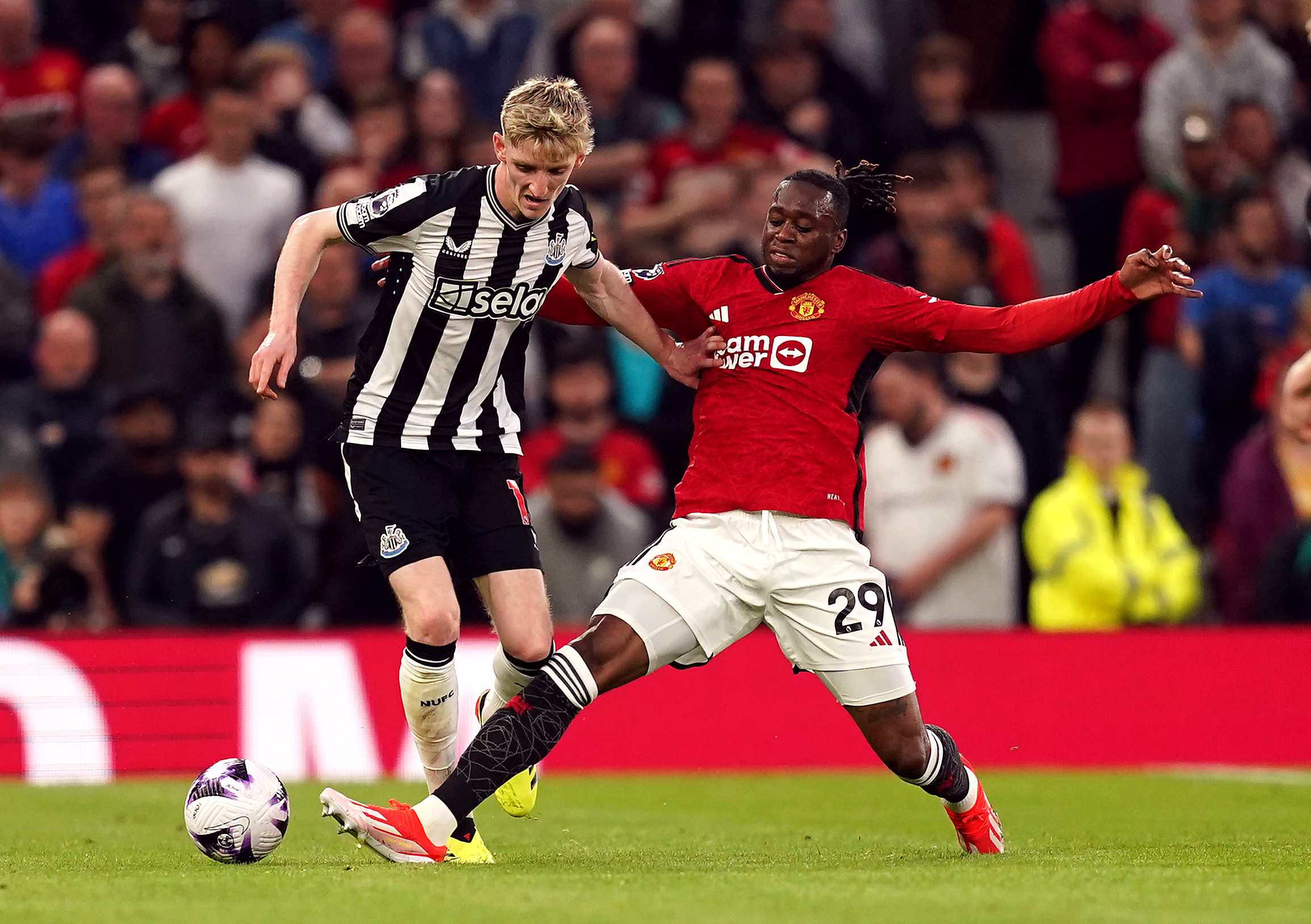 Manchester United 3 Newcastle United 2: Magpies' hopes suffer blow