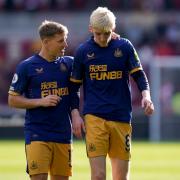 Matt Ritchie speaks to Anthony Gordon after the final whistle at Brentford