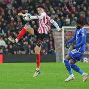 Jenson Seelt plays the ball forward during Sunderland's defeat to Leicester City