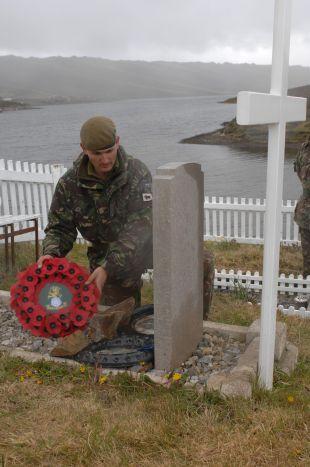 Major Andrew Roe, Officer Commanding, C Company 2nd Battalion The Yorkshire Regiment (Green Howards), laying a wreathe at the grave of Capt Hamilton